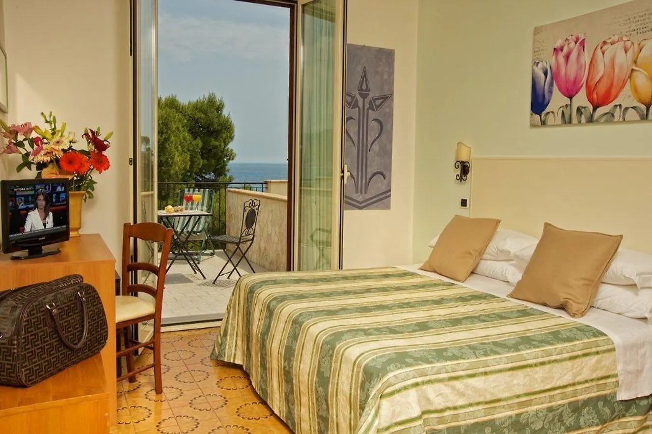 Jonic Hotel Mazzaro تاورمينا